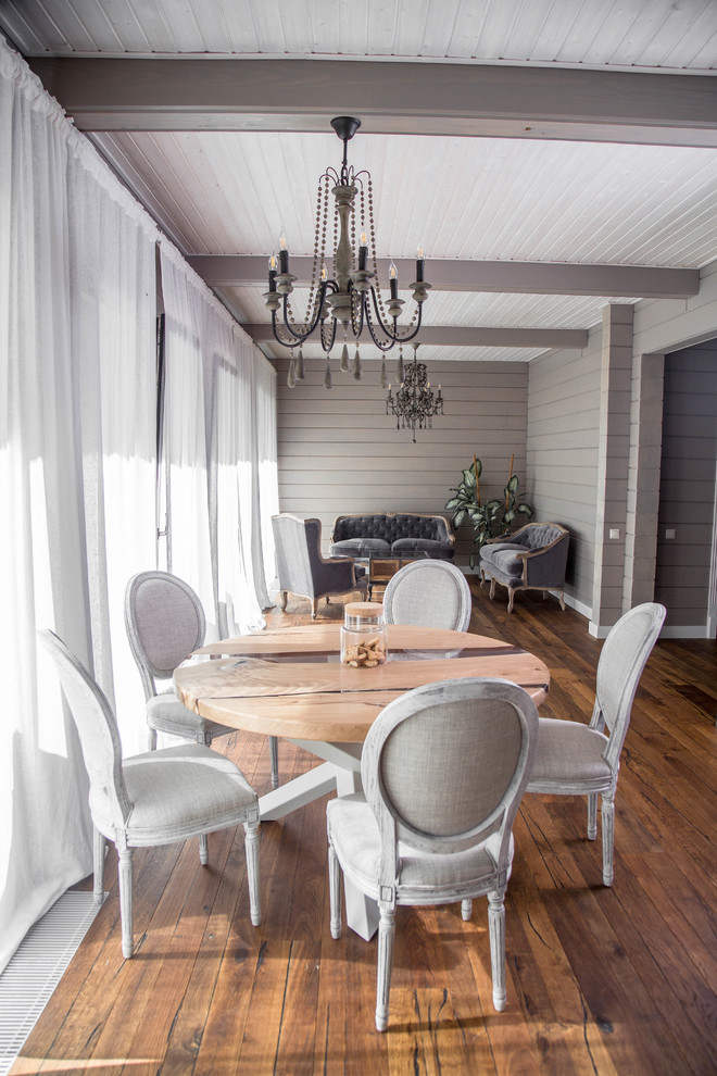 Обеденный стол и стулья