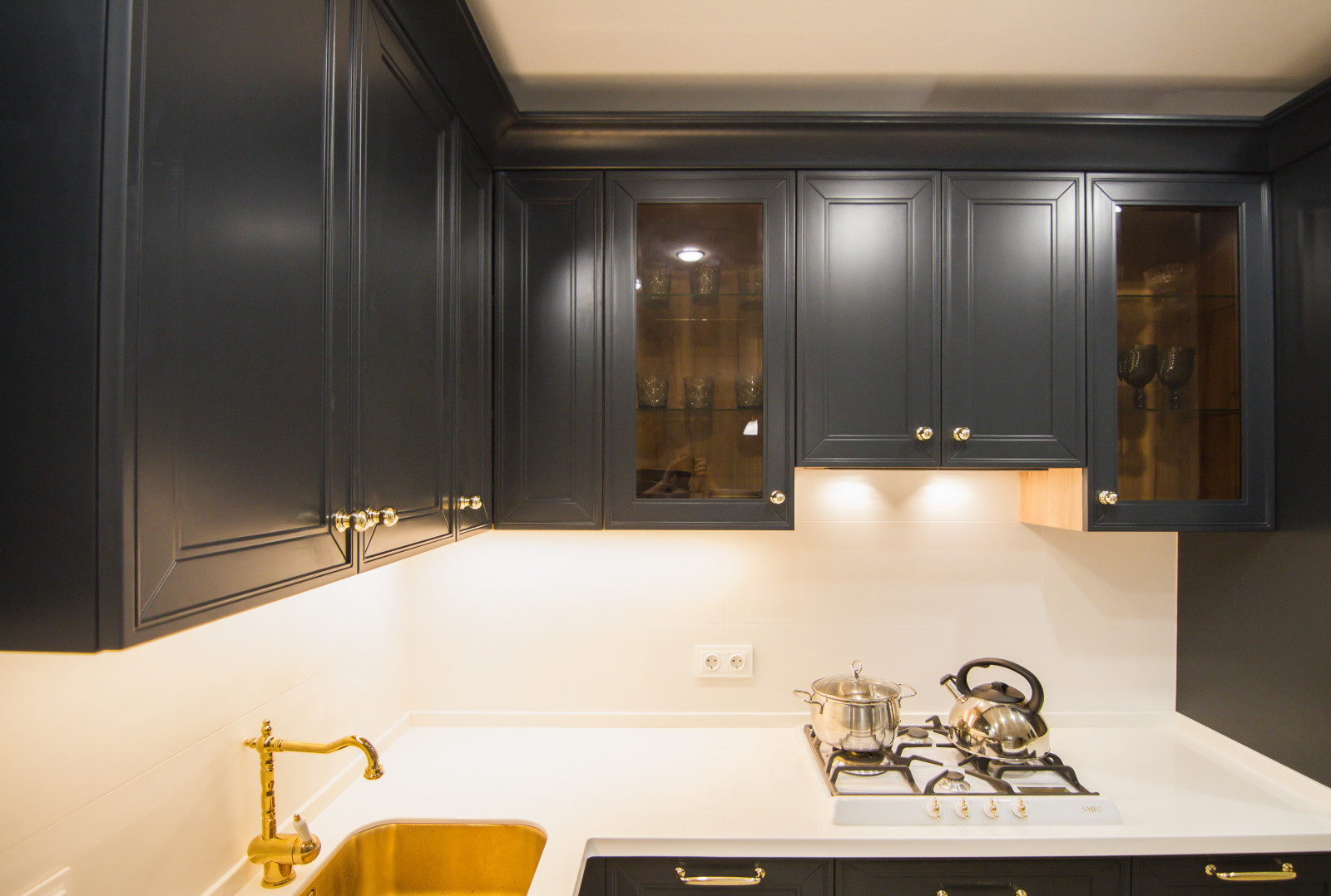 Черная кухня в стиле неоклассика