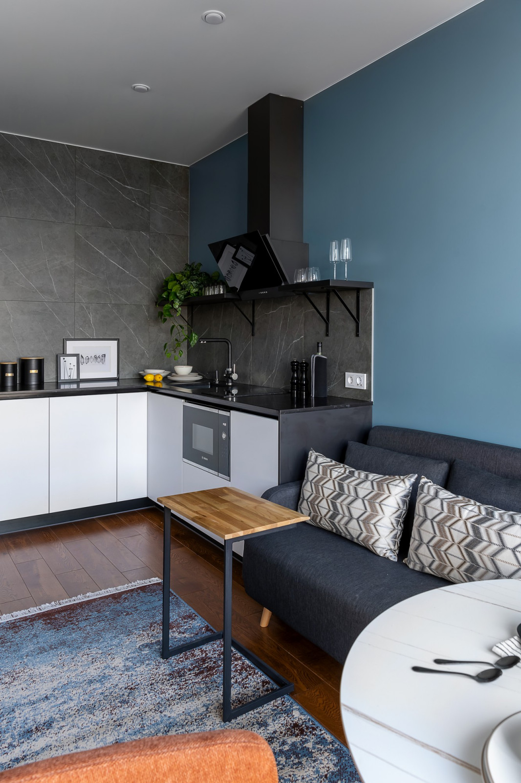 Яркий универсальный интерьер квартиры для сдачи в аренду