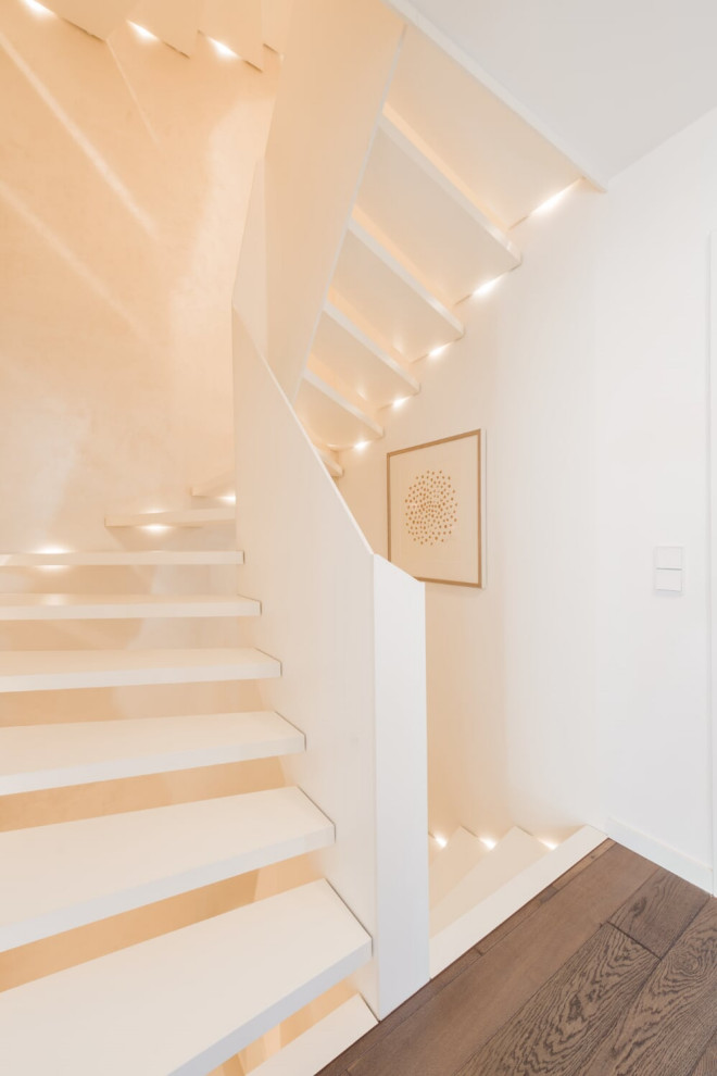 Белая лестница