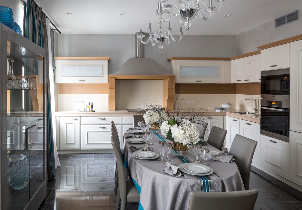 Houzz тур: Оттенки синего и блеск зеркал в двухуровневой квартире