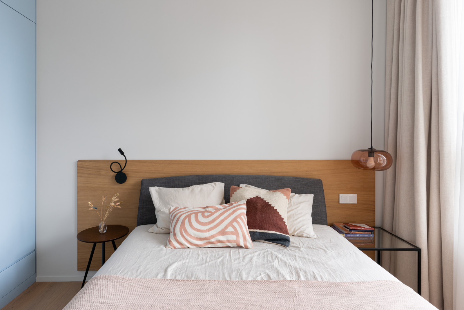 Двухкомнатная квартира с зеленой перегородкой в гостиной