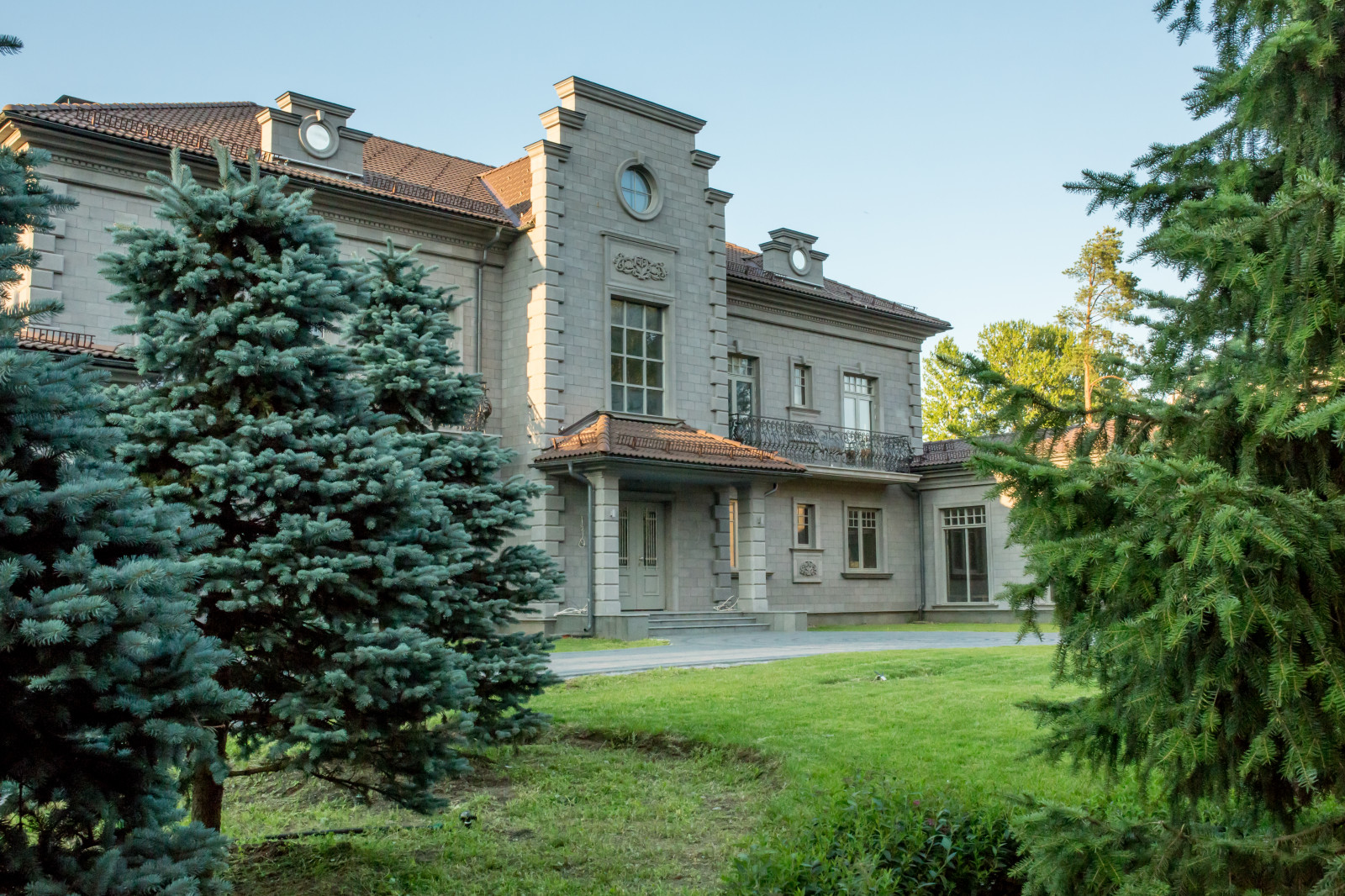 Классический особняк под Петербургом 1800м2