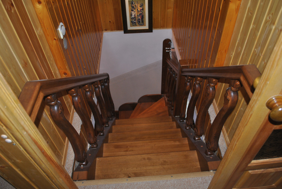 Деревянная лестница из сосны . Отделка бейц и лак HES.