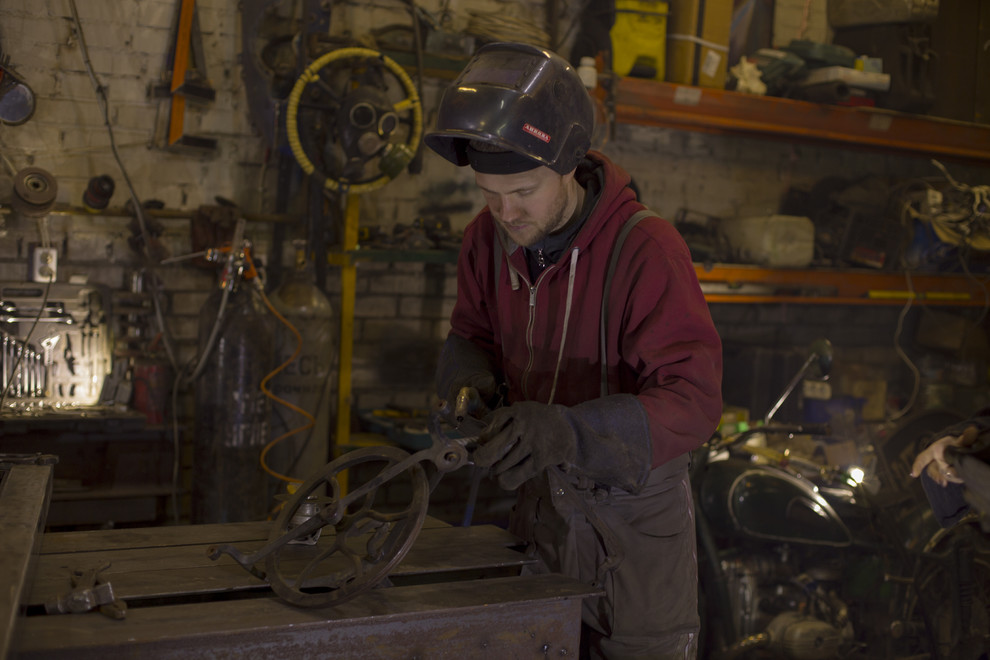 Портрет: Подвесная кровать и брутальная мебель от экспериментатора