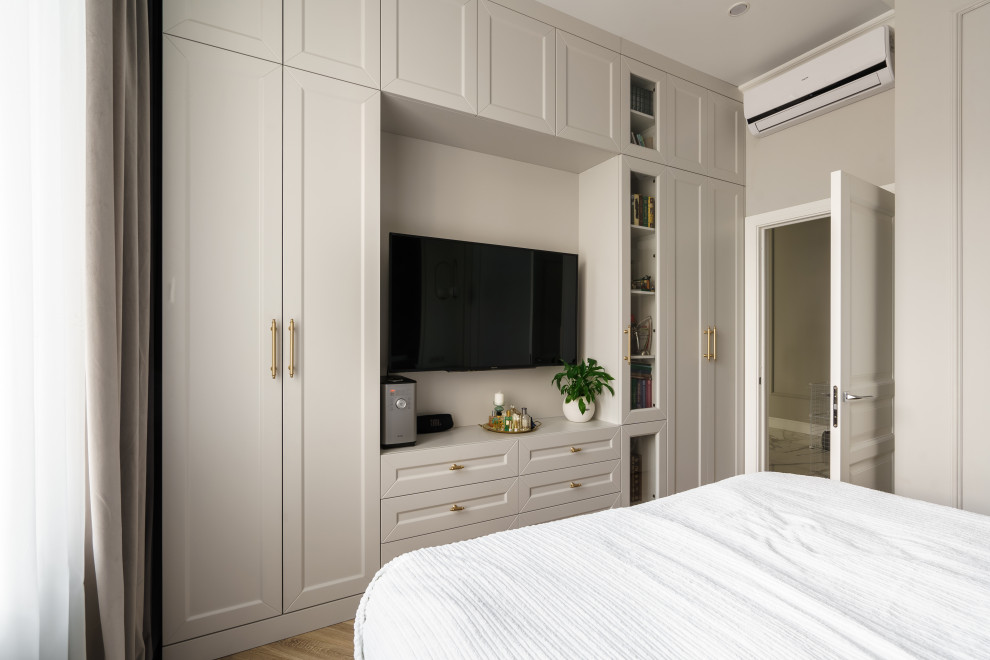 Бело-розовый интерьер с рифлеными фасадами