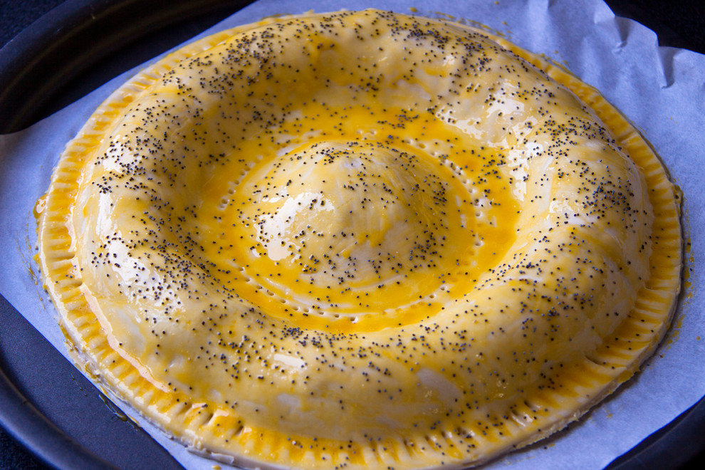 DIY: Пирог-солнце из слоеного теста, сыра и овощей