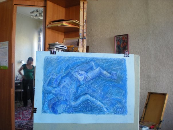 На фоне картин Лики Волчек