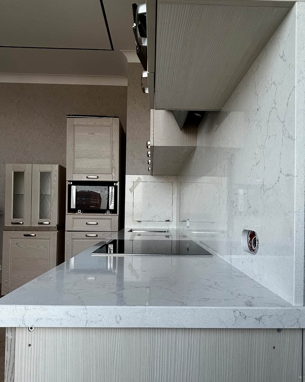 Столешница из кварцевого агломерата Vicostone Valley White