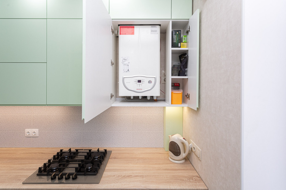 Мятная кухня со стеклянной витриной и подсветкой