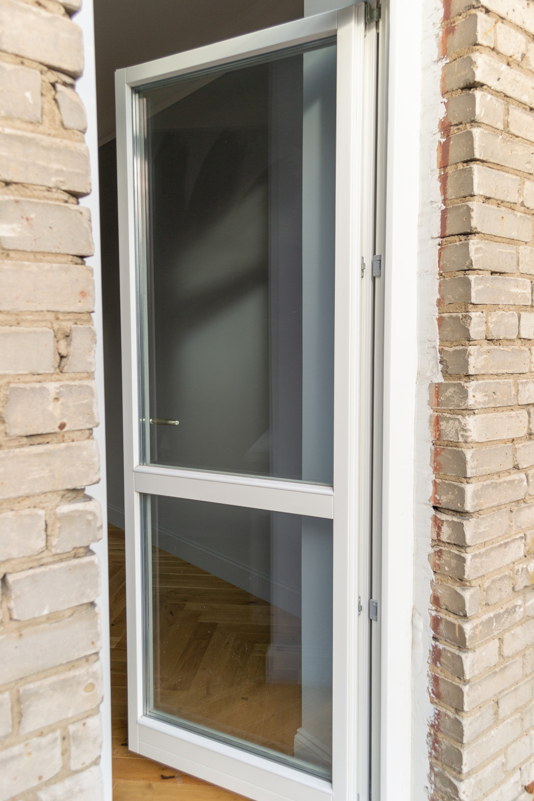 Окна из лиственницы, подоконники и столешница из искусственного камня