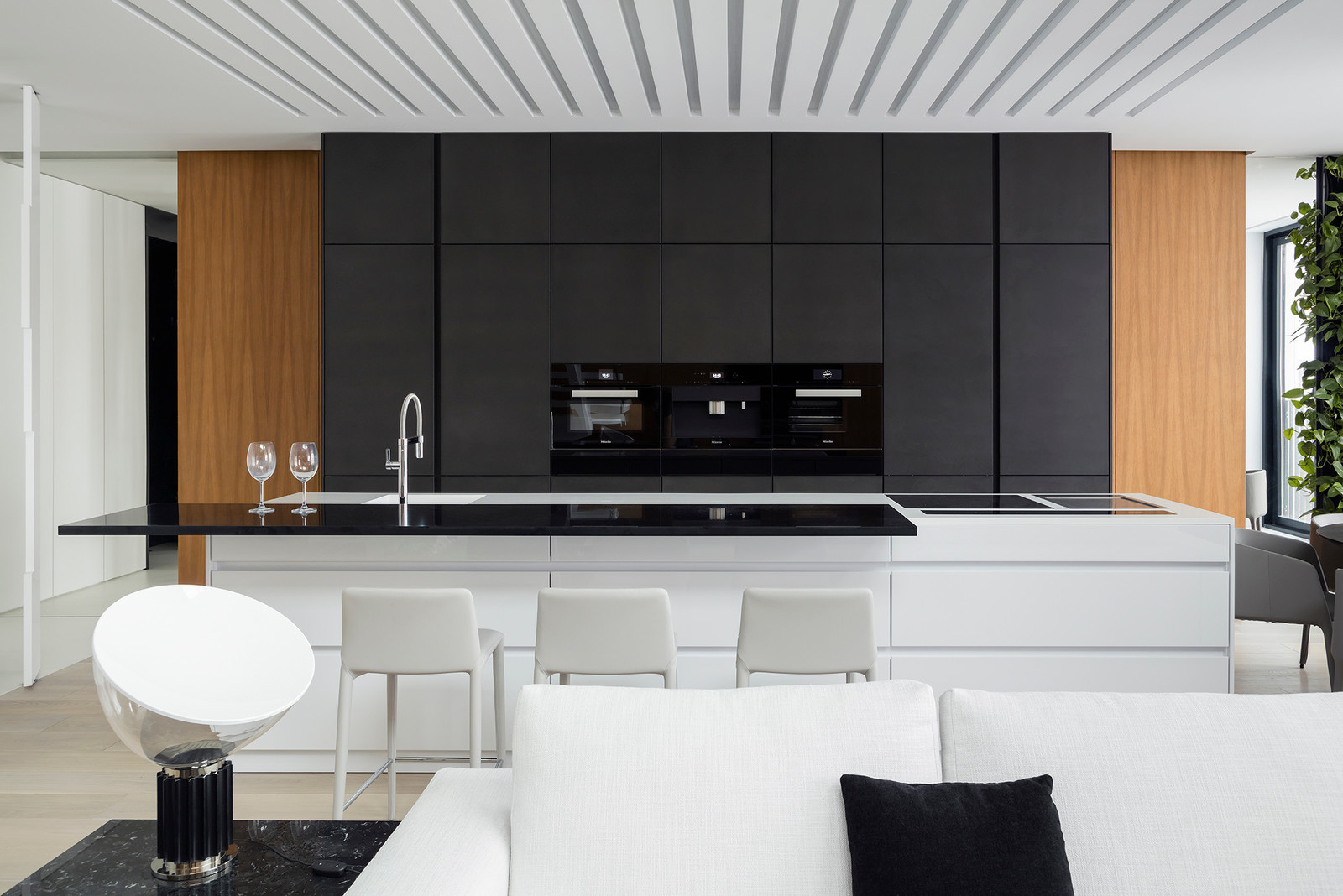 Один из реализованных нами проектов - кухня LEICHT LARGO-FG-A | CONCRETE-A