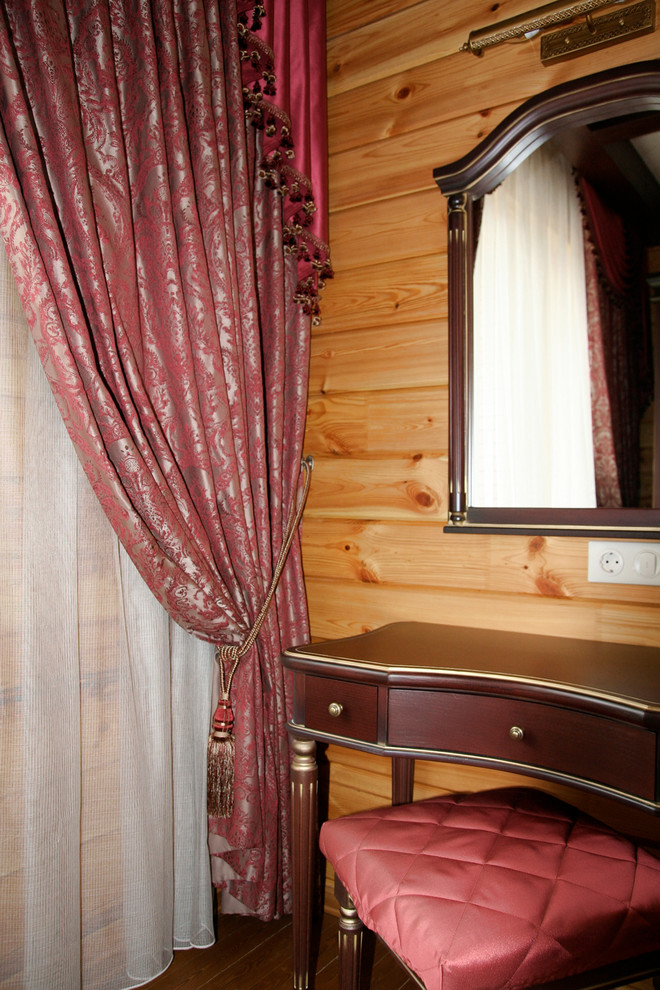 Спальня с балдахином в коттедже из клееного бруса