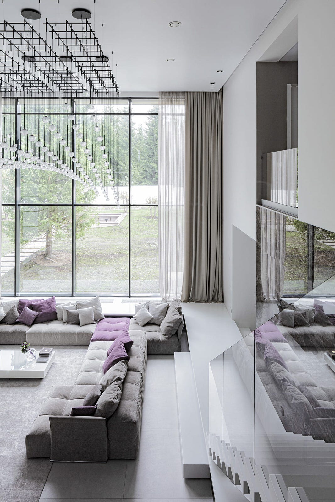 Большой красивый белый дом