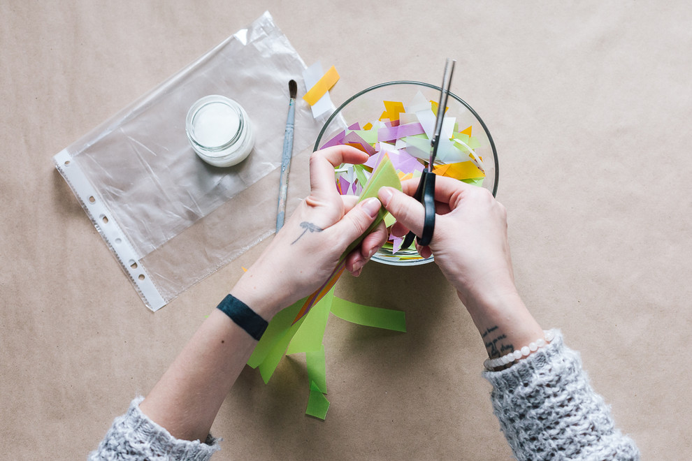 Своими руками: Новогодние силуэты из бумаги на окне