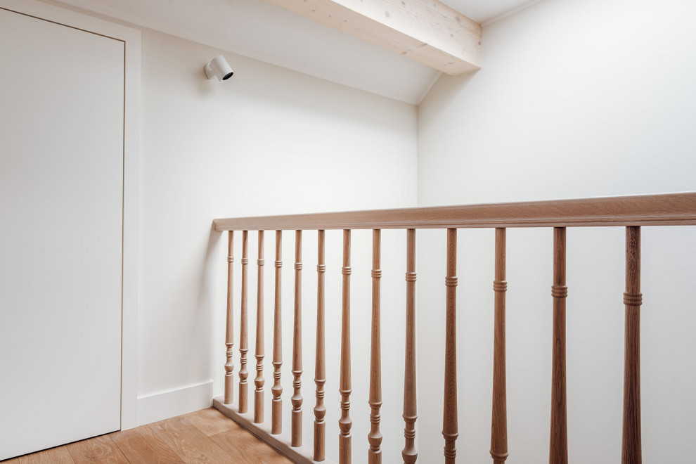 Классическая лестница из дуба с изогнутыми перилами