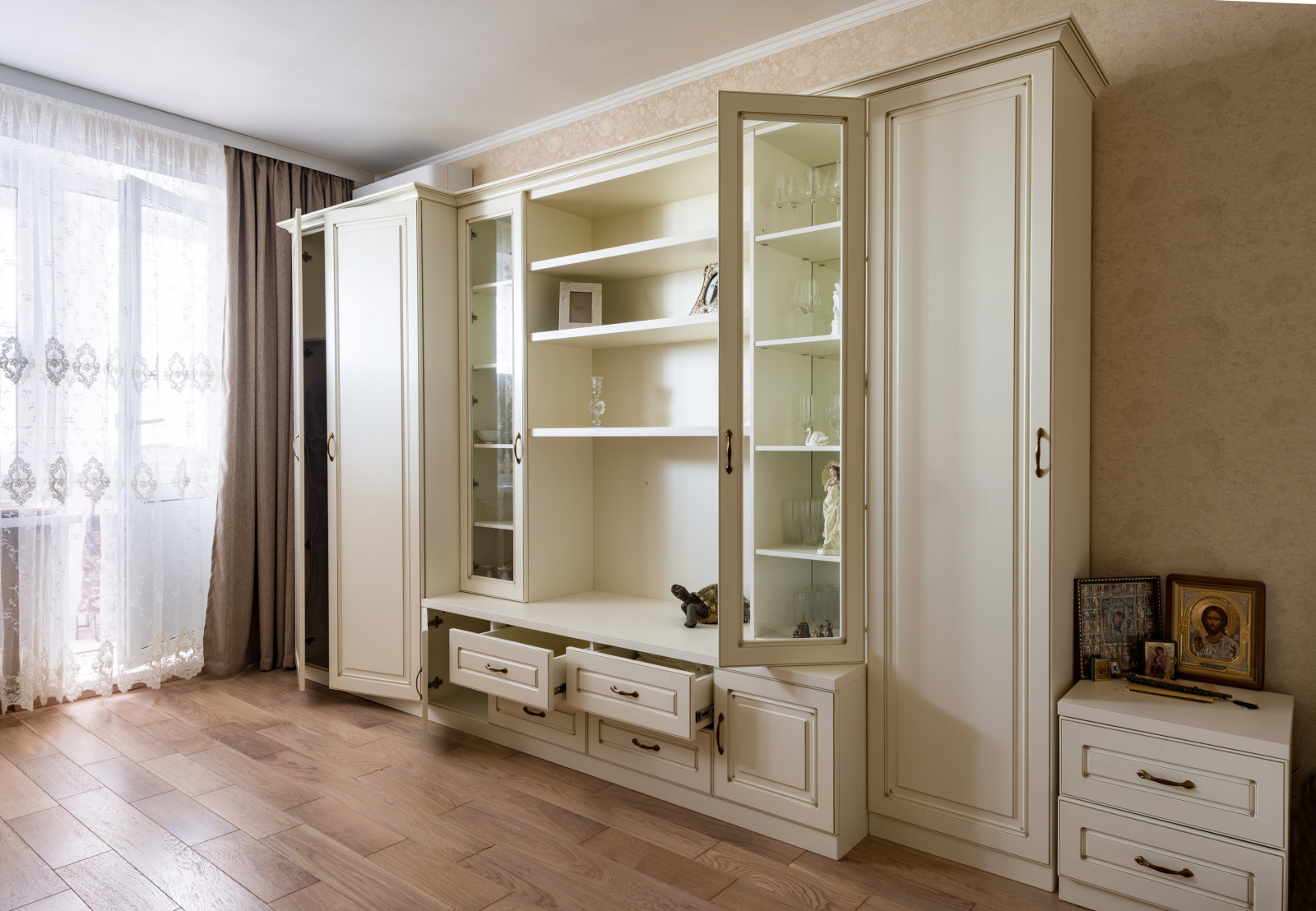 Шкафы и тумбы