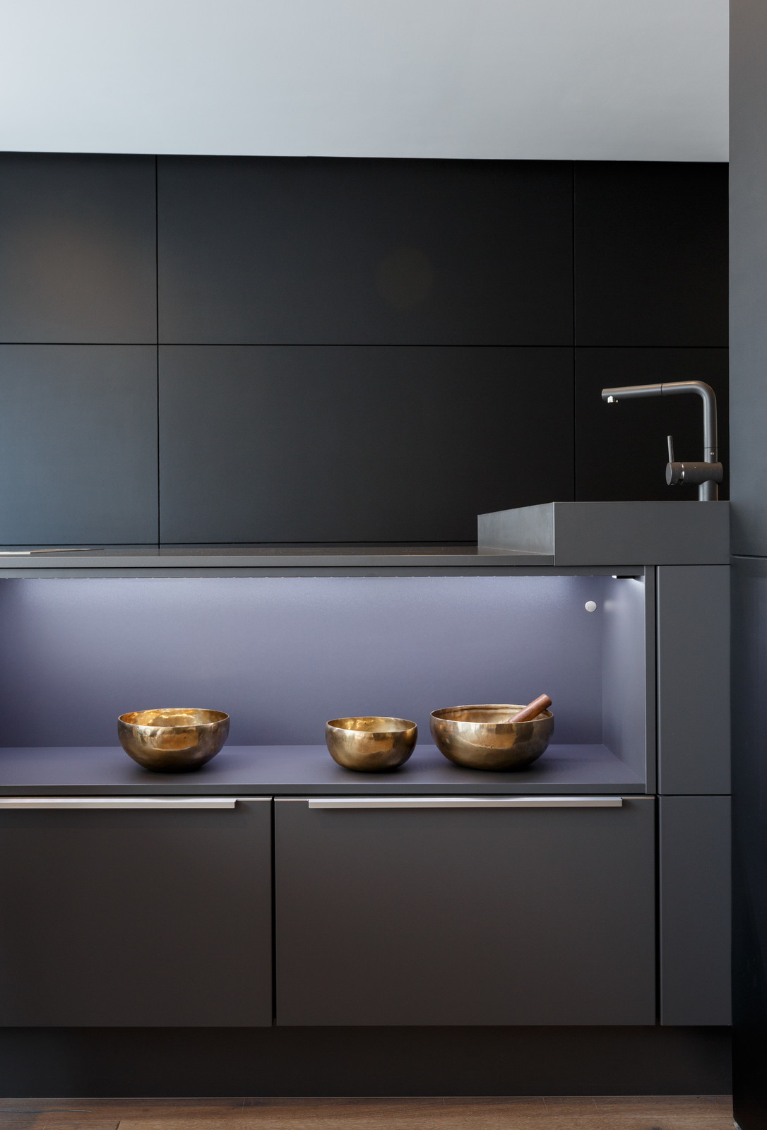 Просто фото: 15 кухонь с нишами и выемками по фасаду