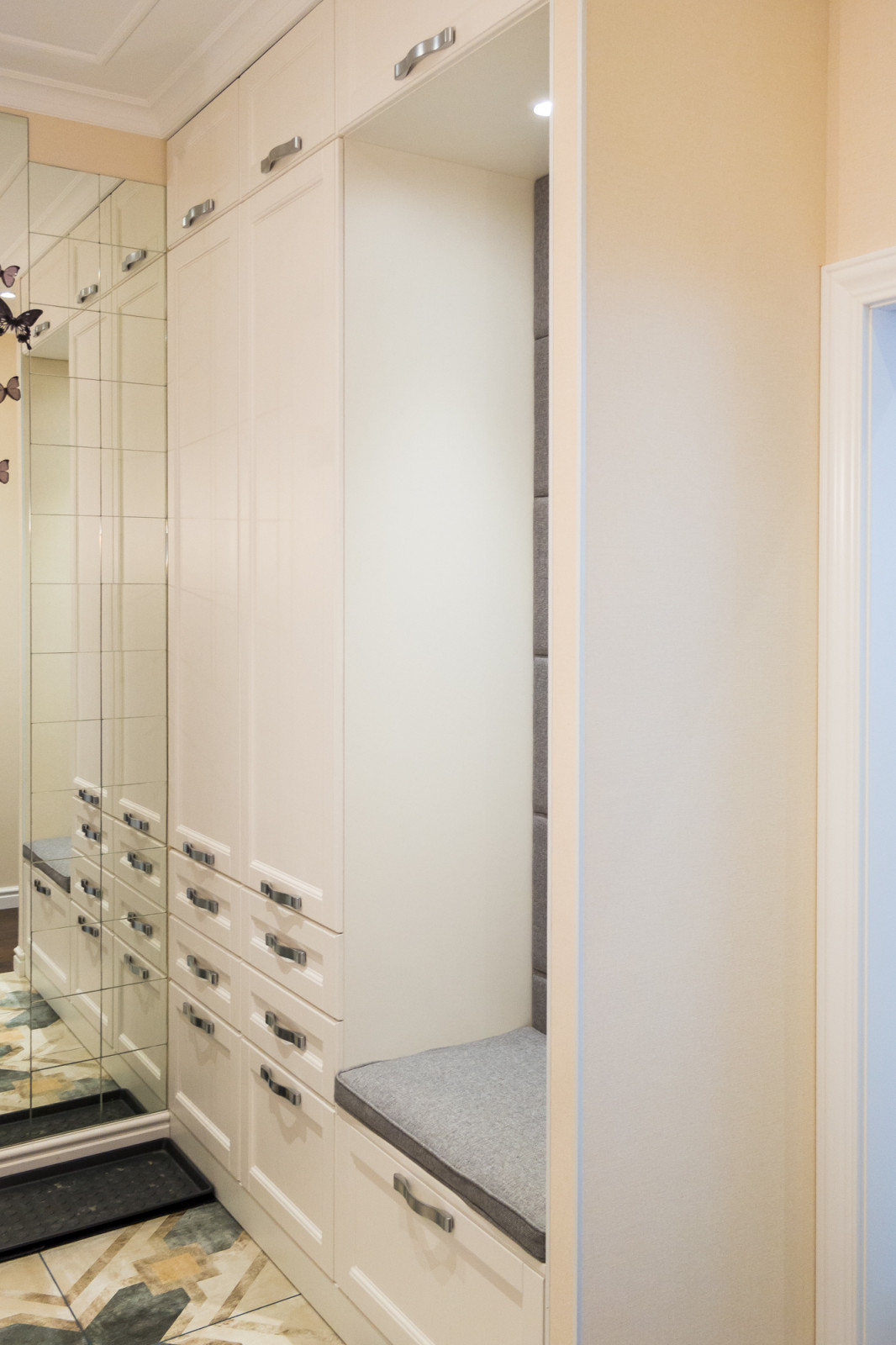 Обложка проекта: Шкафы в стиле неоклассика