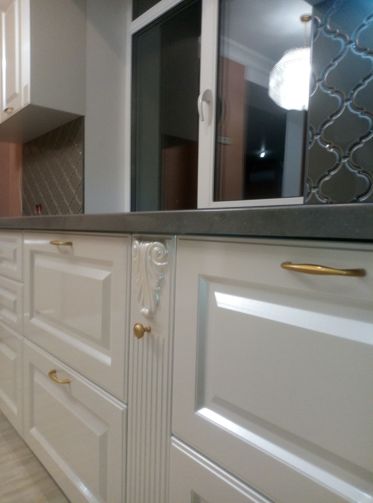 Кухня и гостиная с витринами