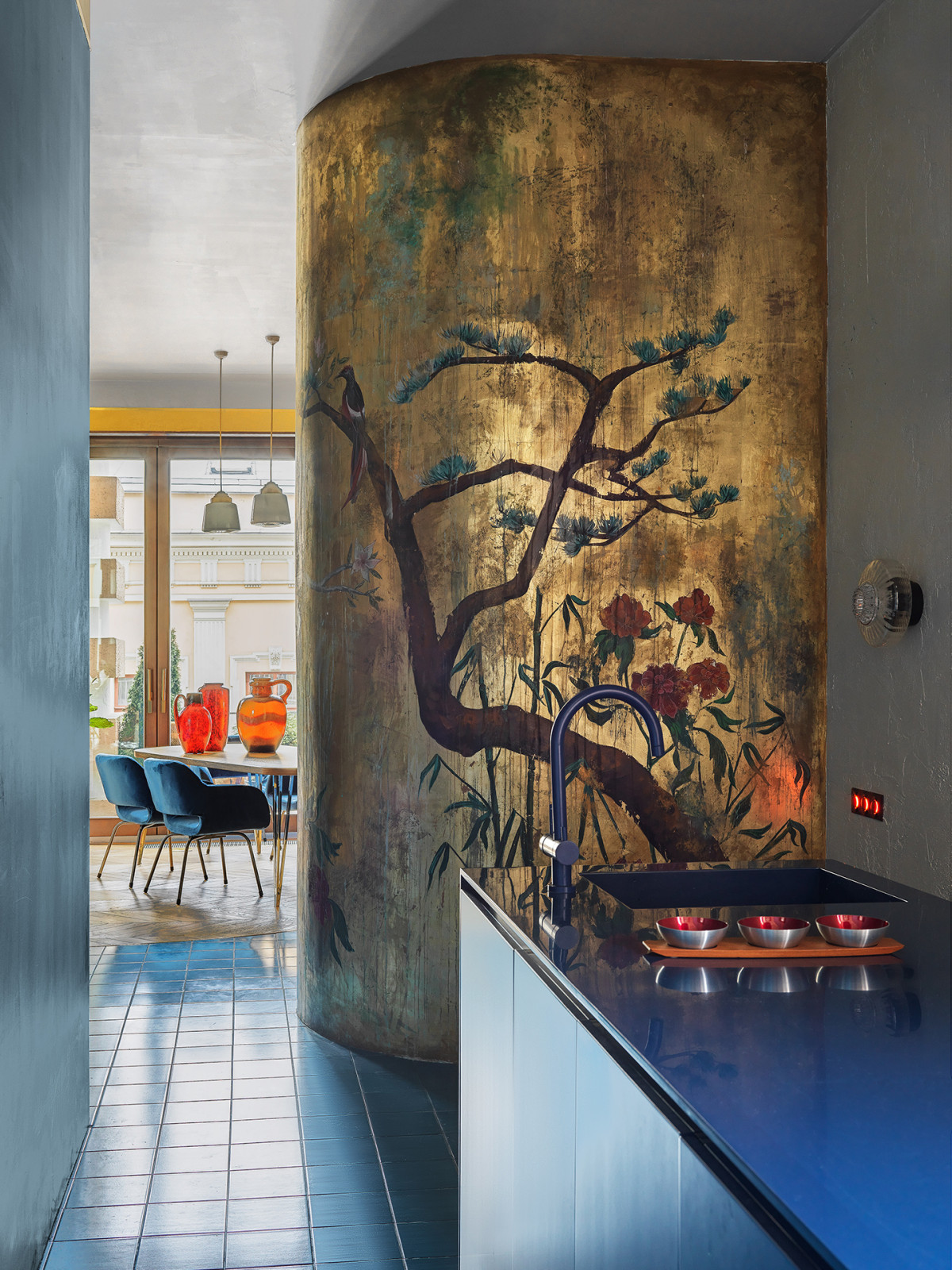 Кухня и стена с состаренной росписью в стиле шинуазри