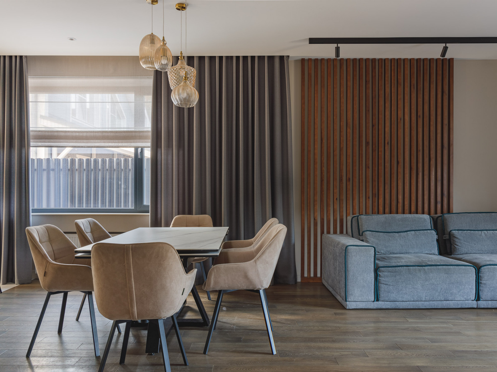 Кухня-гостиная с камином в коттедже Малая Царевщина