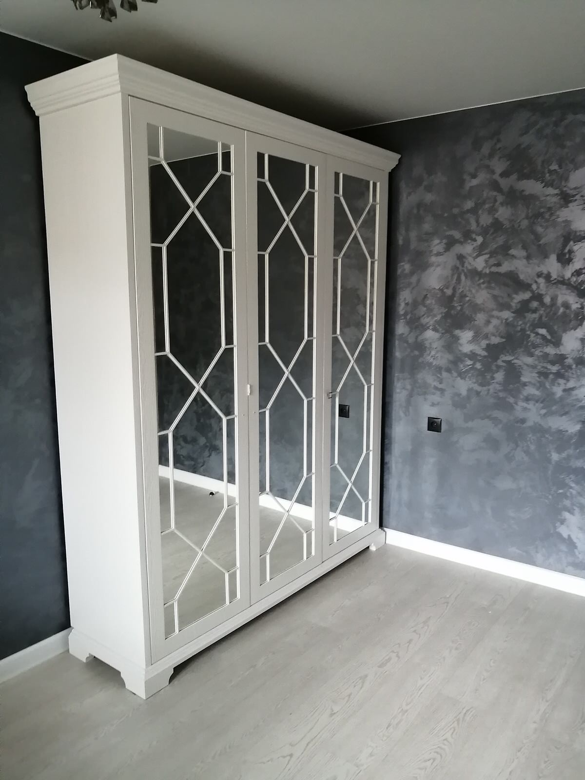 Белый шкаф с зеркалами и накладным декором