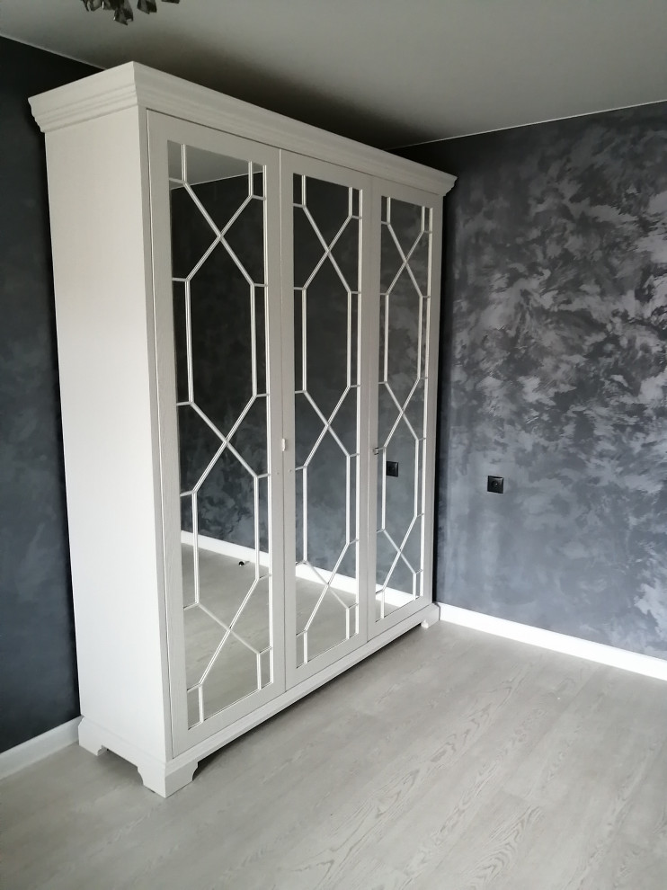 Белый шкаф с зеркалами и накладным декором