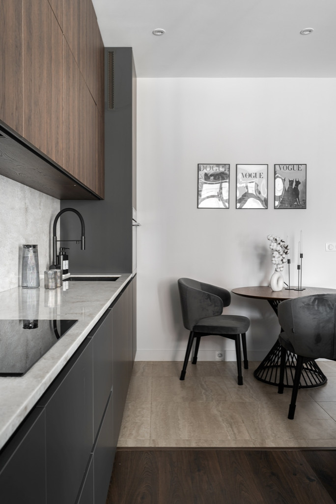 Городская квартира с продуманным дизайном и камином в ТВ тумбе