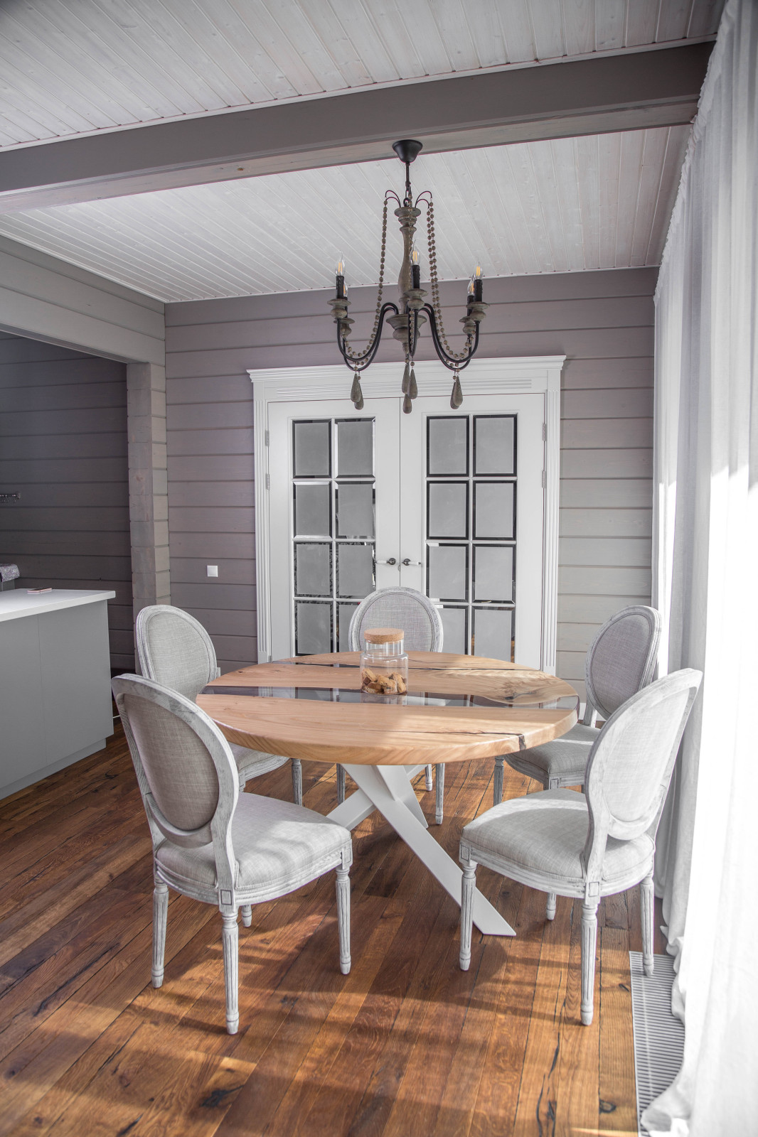 Обеденный стол и стулья