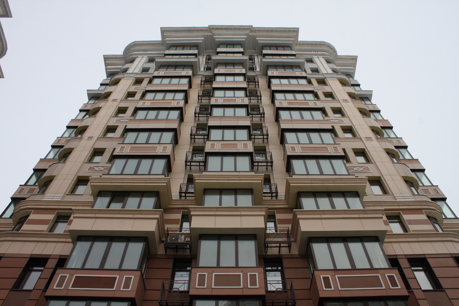 Остекление элитного жилого дома