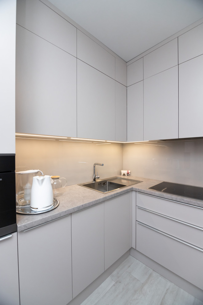 Современная угловая кухня в нежно-сером цвете