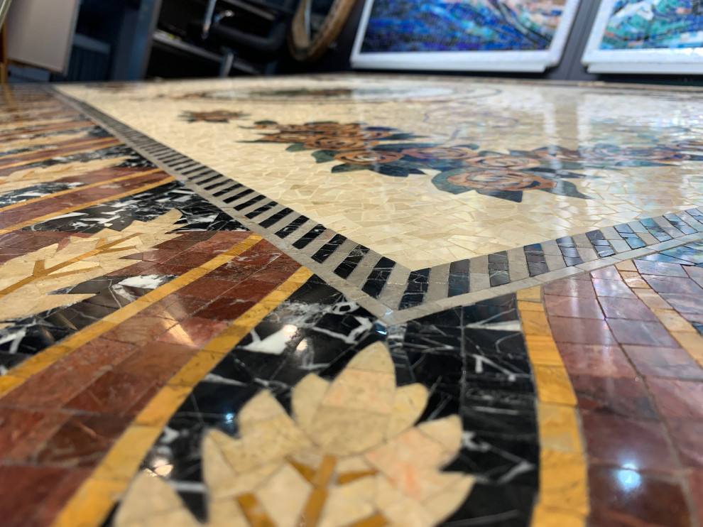 Ковер из мрамора с букетом из полудрагоценных камней