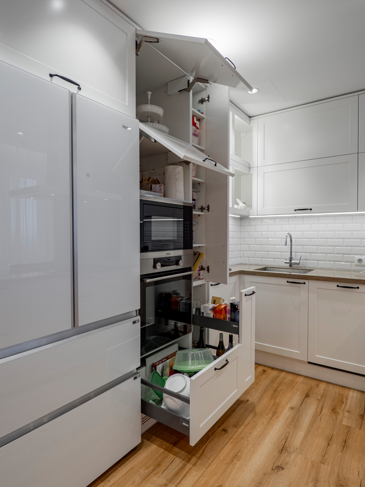 Стильная неоклассическая кухне в белом цвете