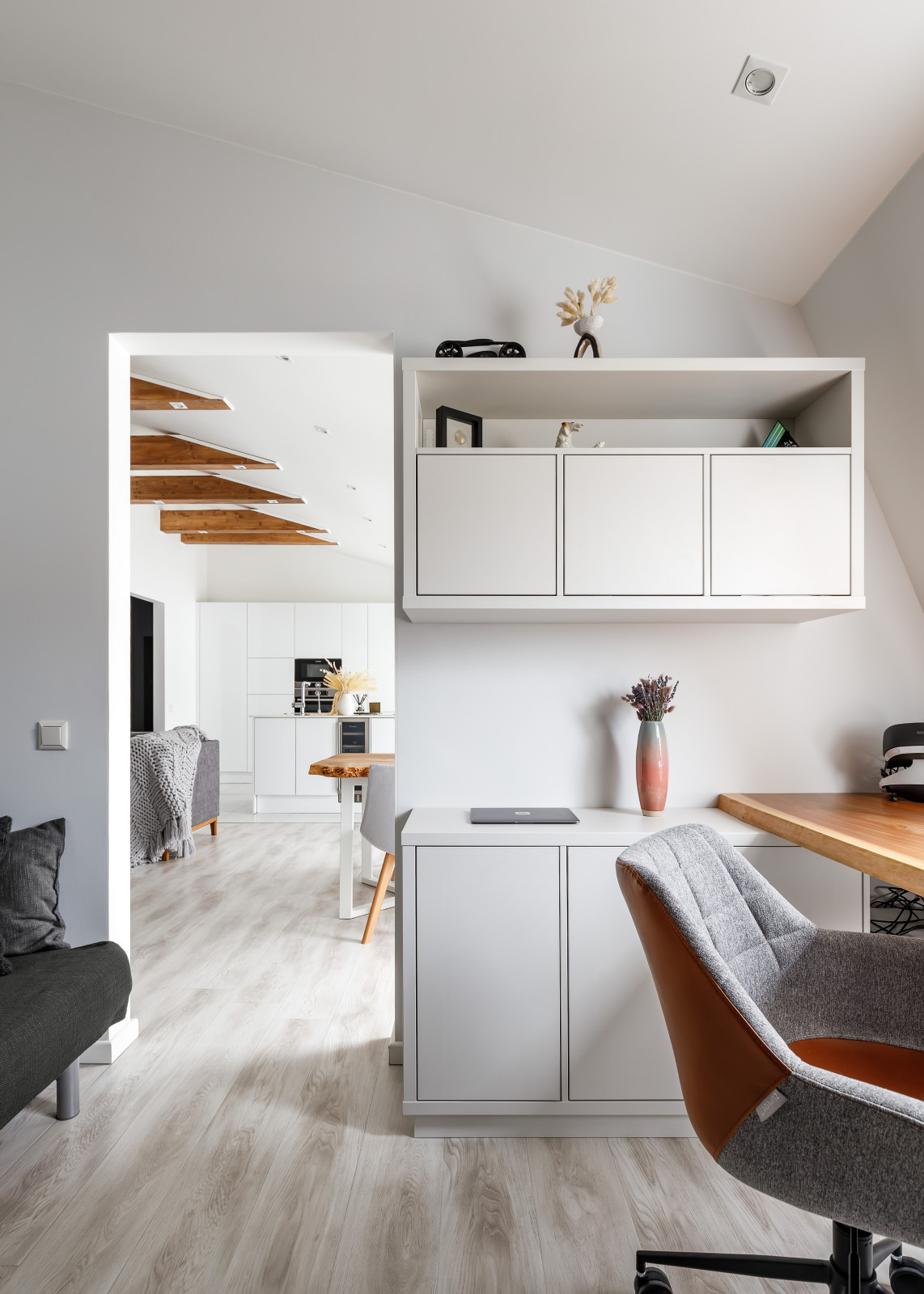 Белая мансардная квартира в историческом центре Петербурга