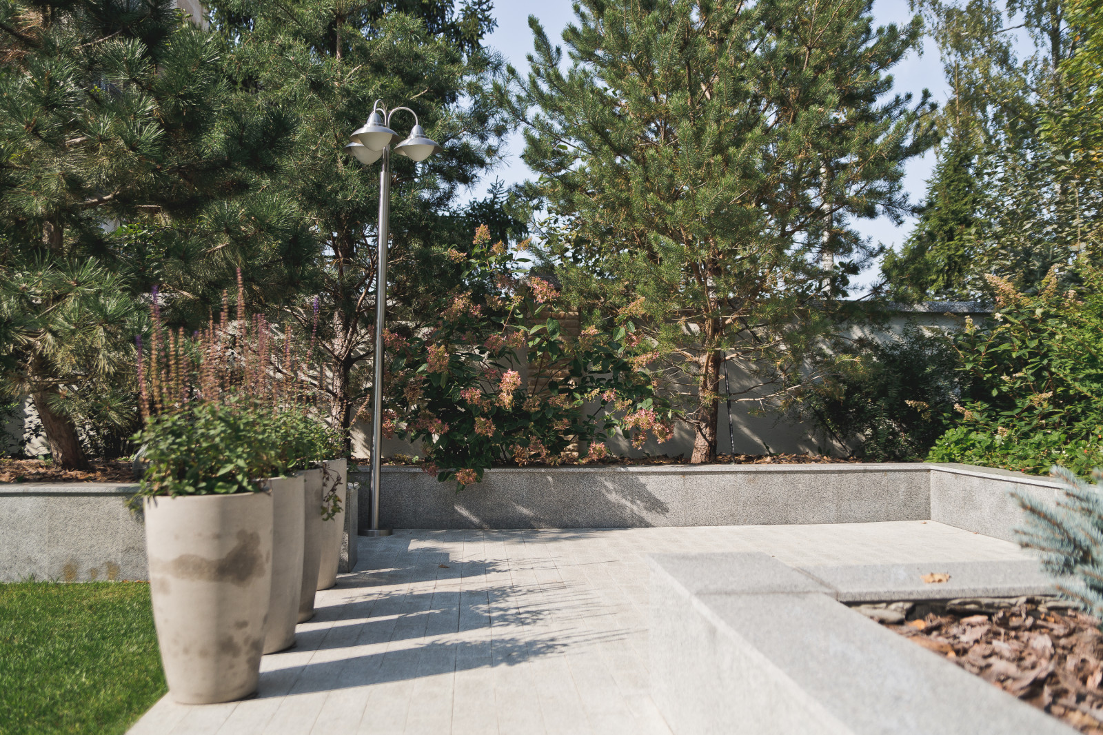 Маленький сад перед таунхаусом