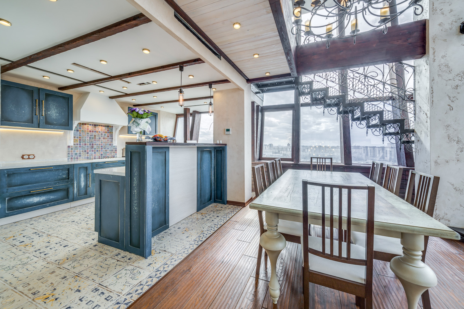 Пентхаус в Санкт-Петербурге. Мебель и отделка из массива.