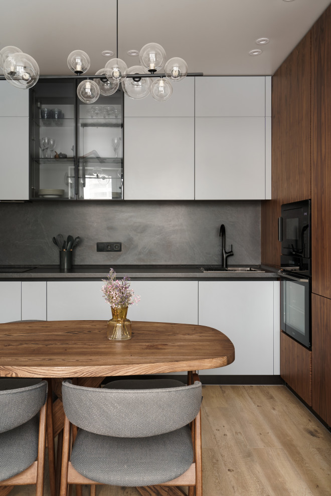 Серая кухня черный фартук деревянный шкаф встроенный холодильник