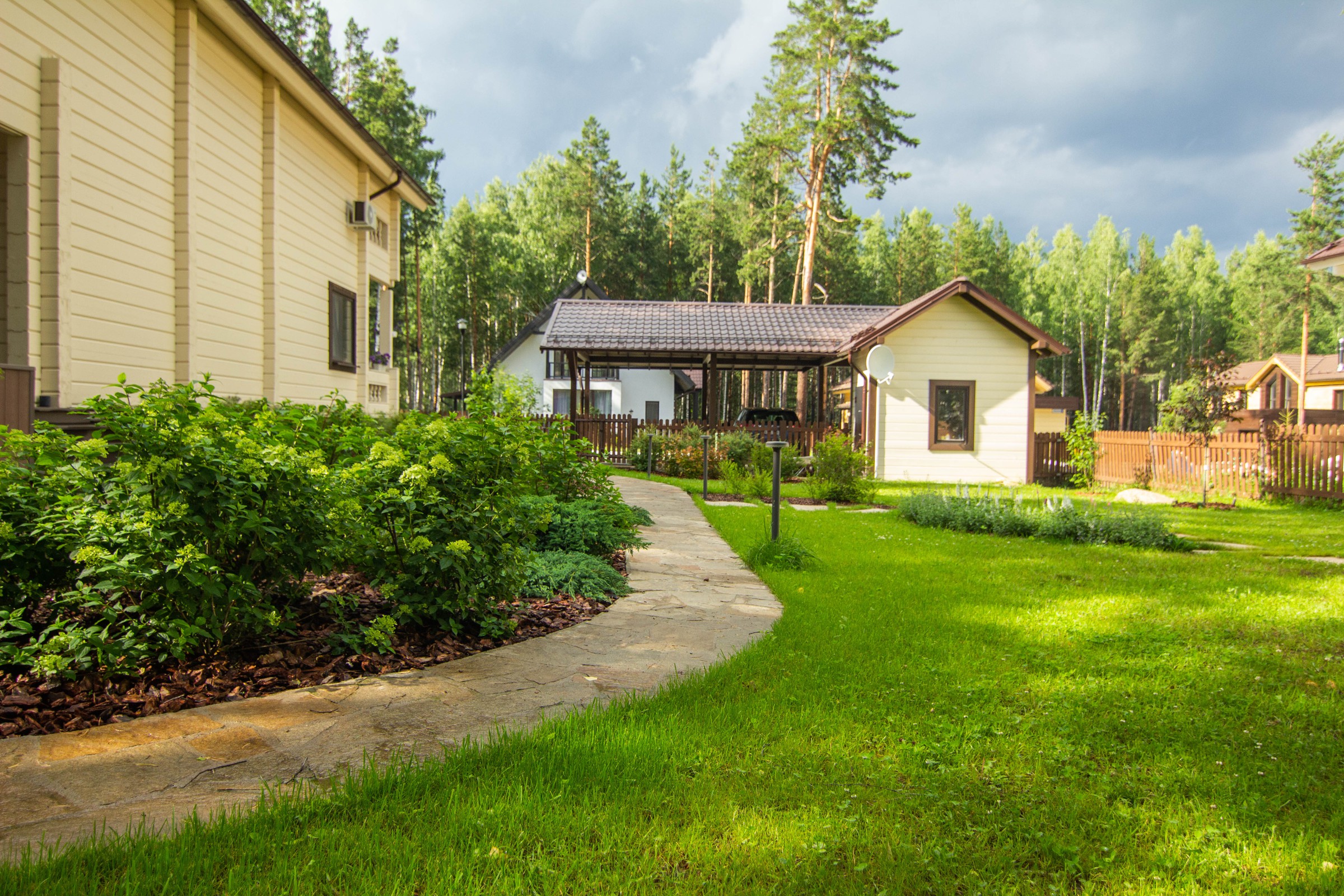 Тенистая терраса в саду