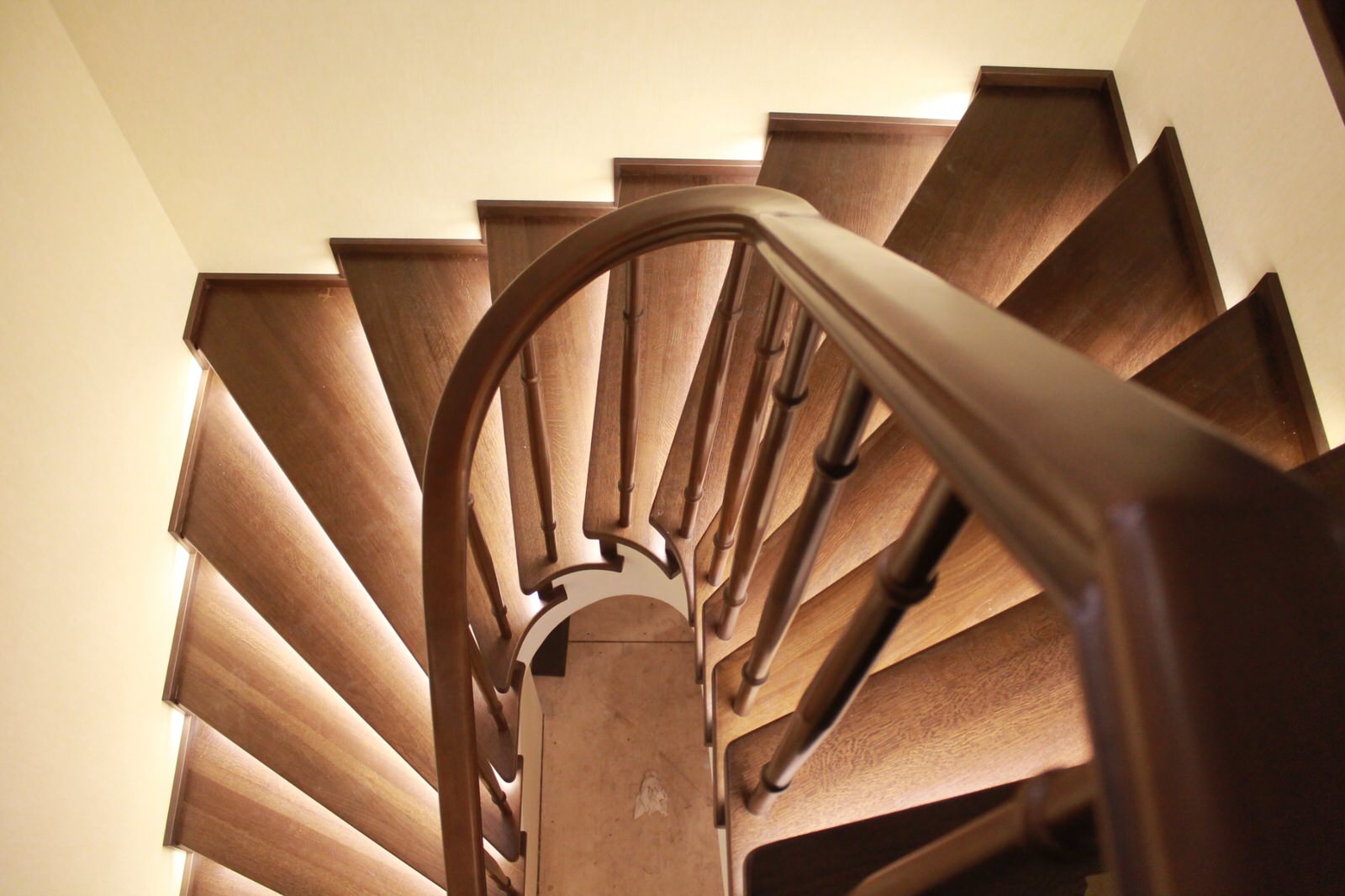 Лестница с подсветкой ступенй