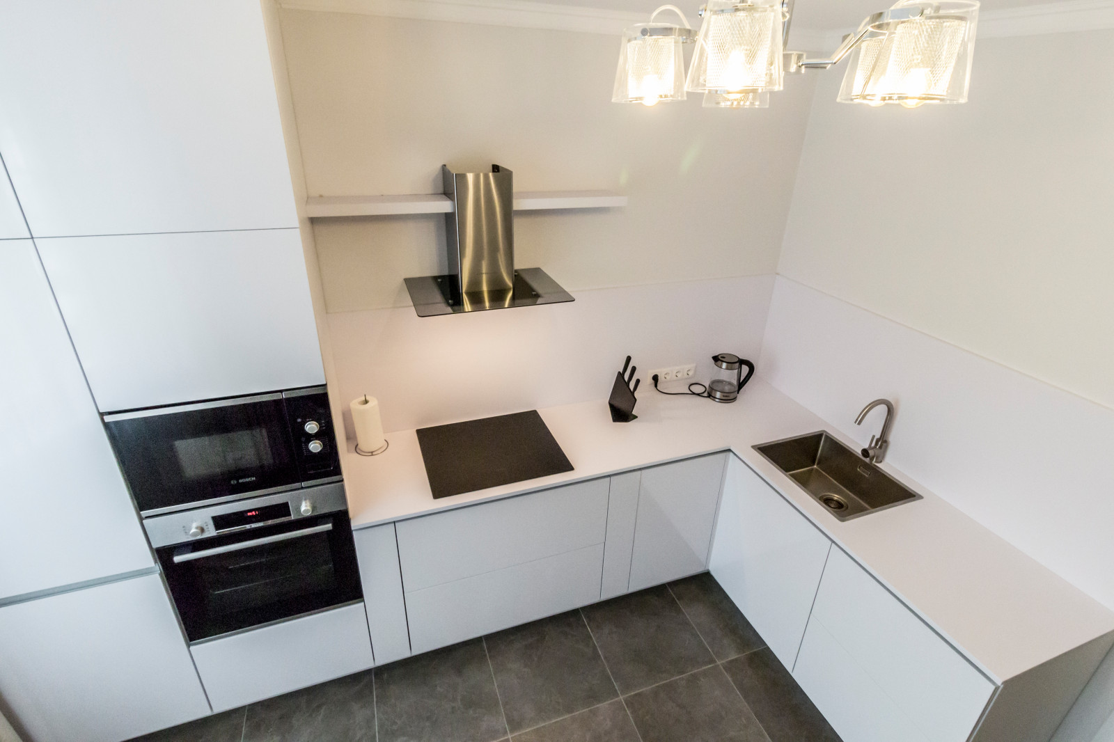 "Белый плен" Белая кухня с прямыми фасадами