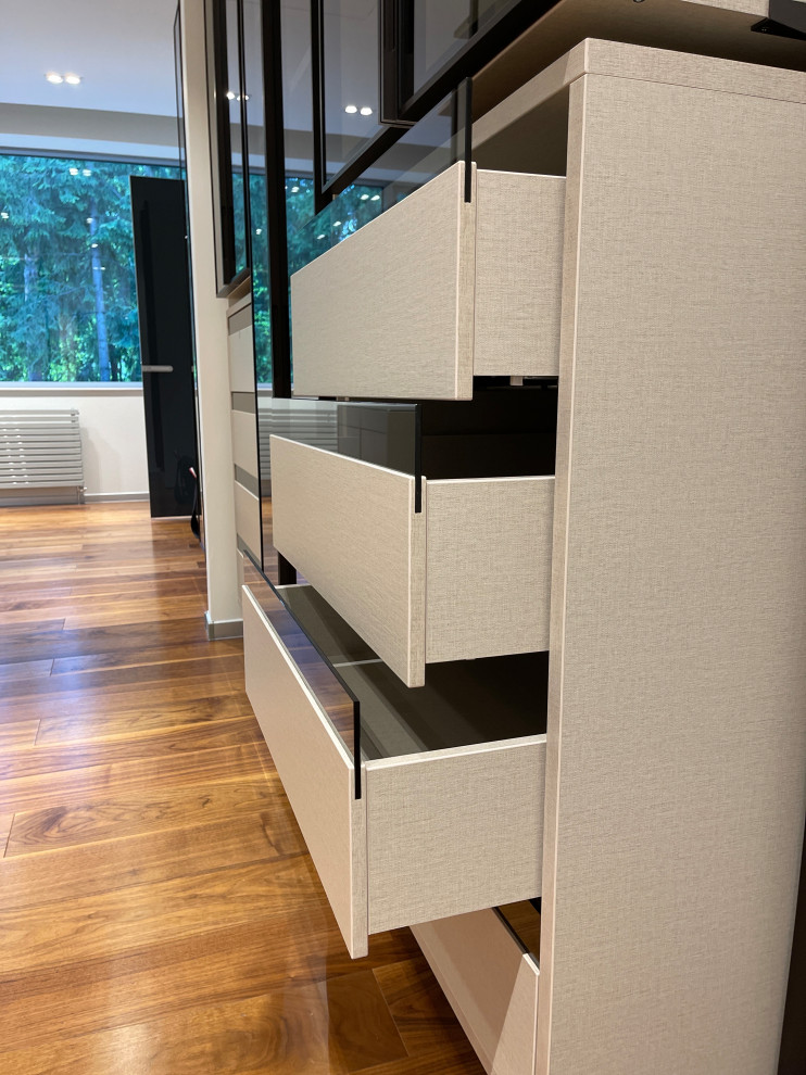 Распашной шкаф с системой RPE raumplus и Гардеробная система UNO raumplus