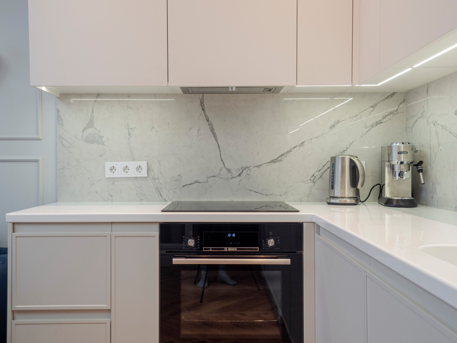 Белая кухня в стиле минимализм