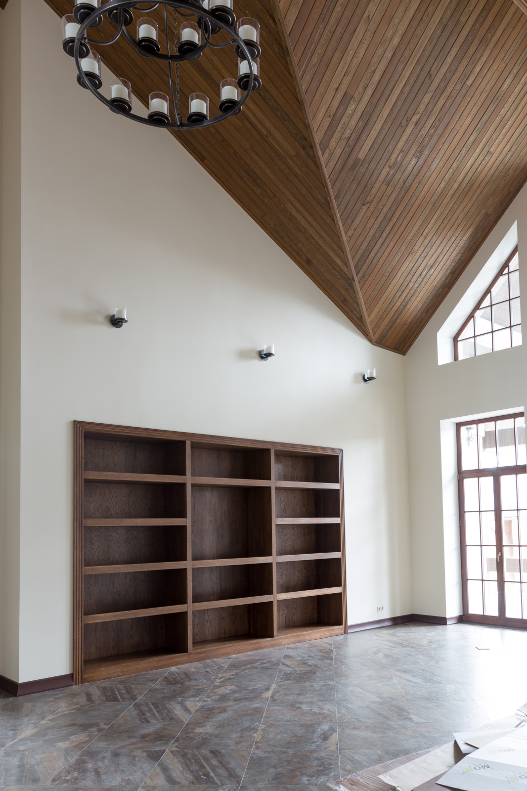 Встроенный открытый шкаф в каминной из дуба в масле