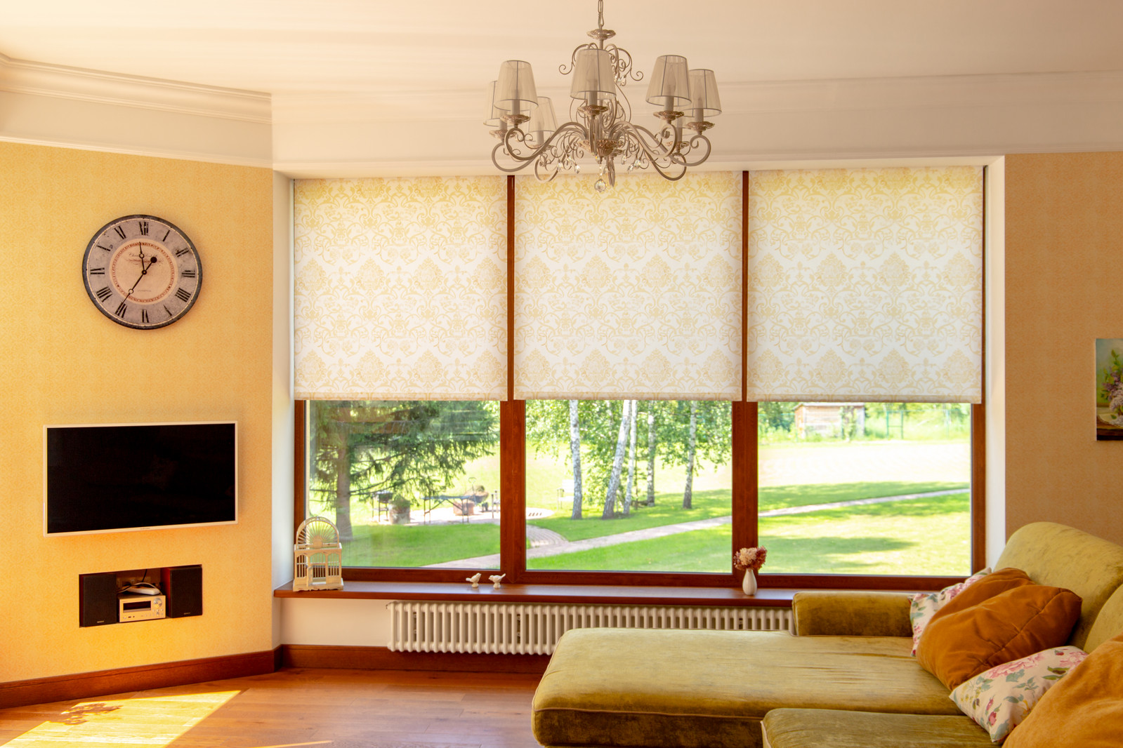 Обложка проекта: Рулонные шторы в гостинной