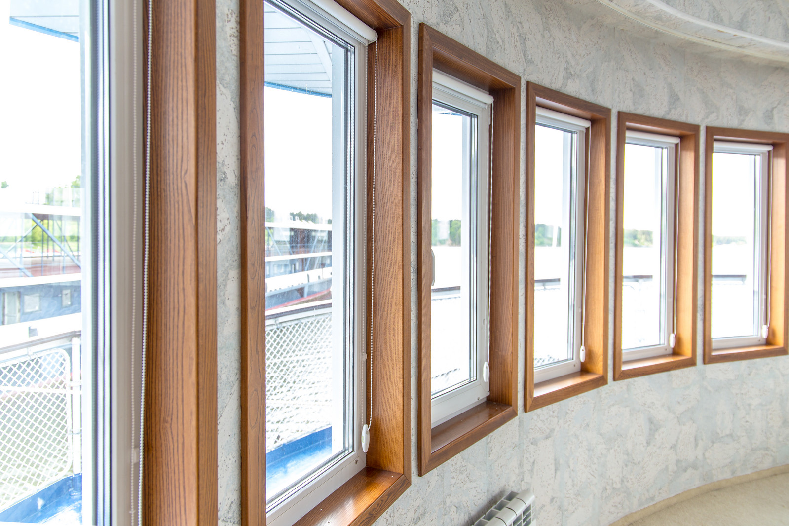 Рулонные шторы на створку окна. Проект на Яхте