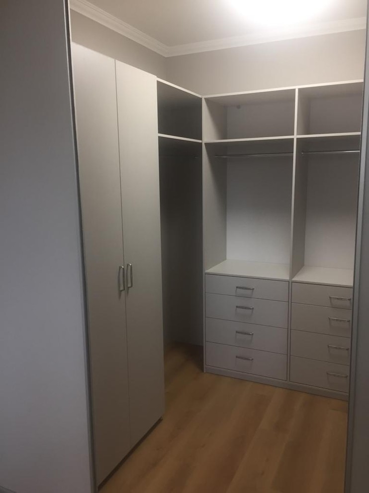 Гардеробная с системой дверей AIR Raumplus с верхним подвесом