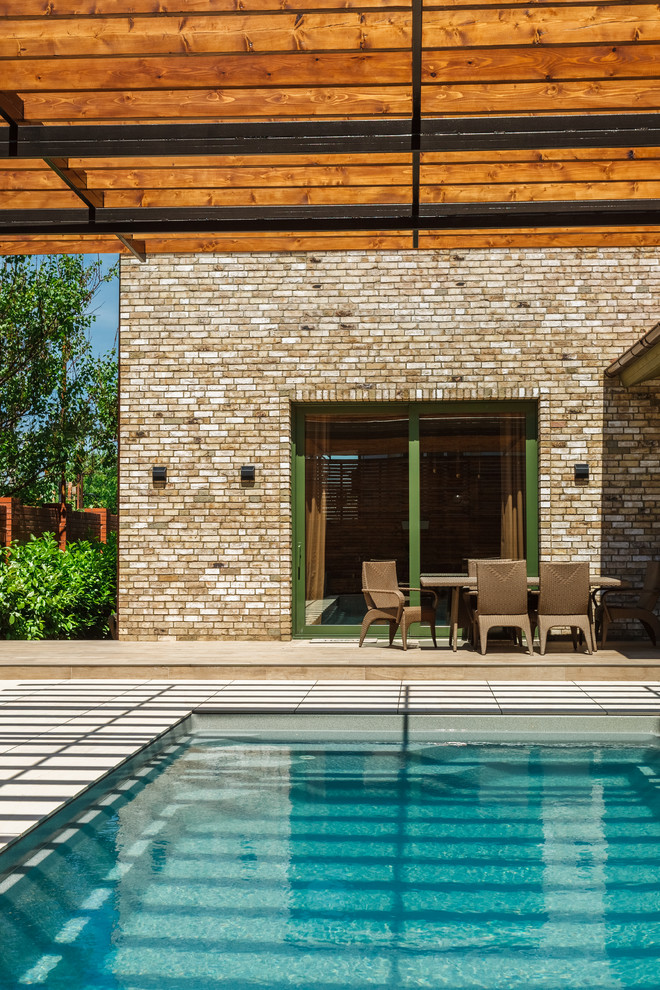 Частный дом.Территория бассейна.