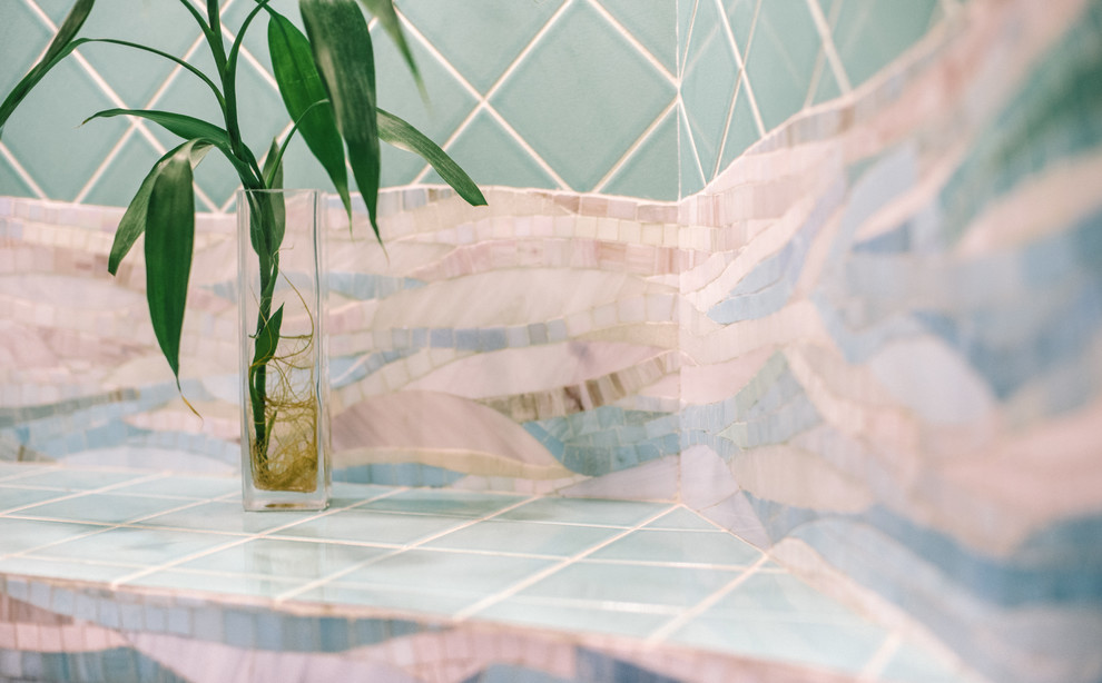 Перепланировка квартиры с радиальной фасадной стеной, авторская мозаика.