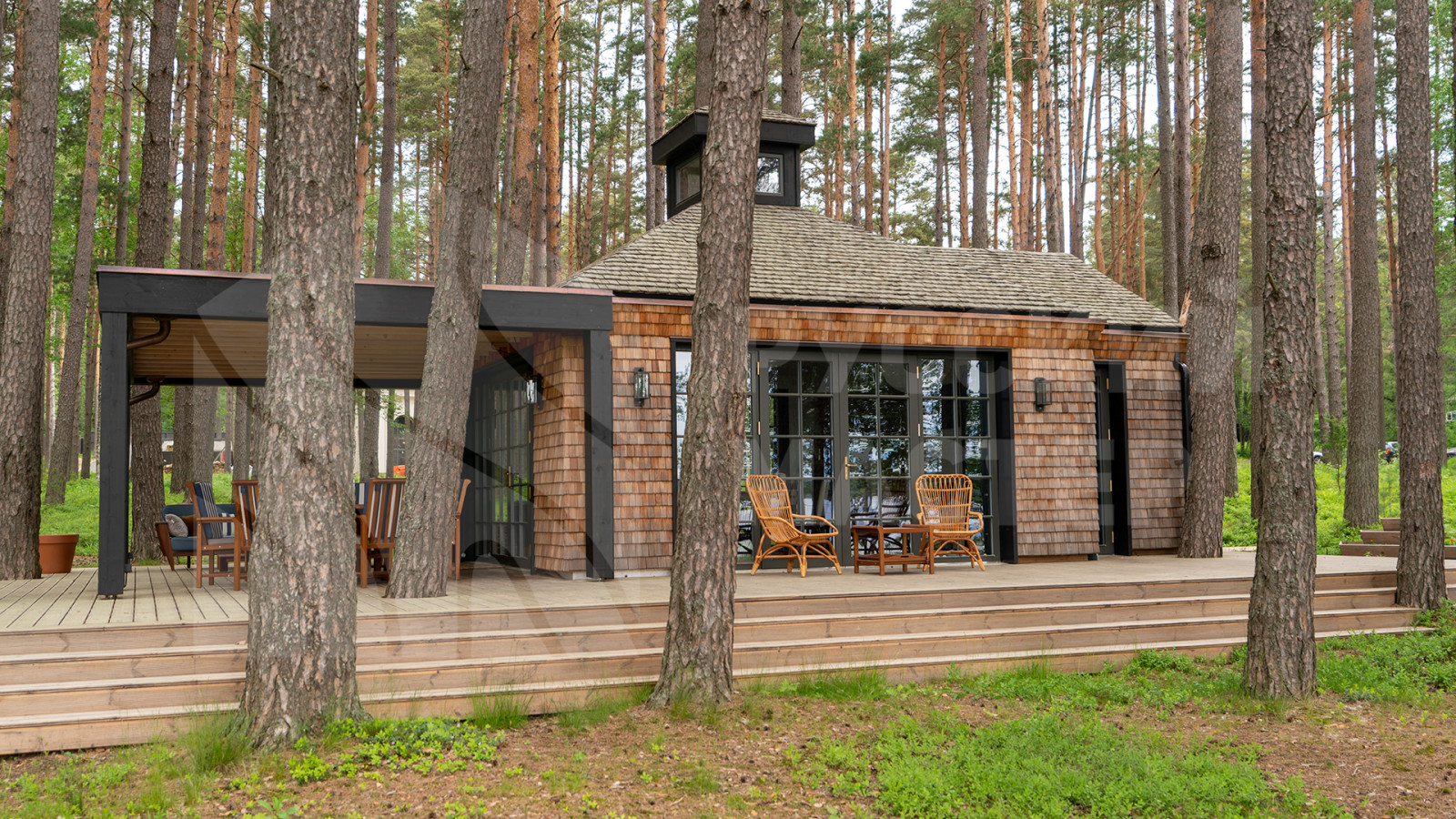 Современный дизайнерский дом с террасой и отделкой из дранки